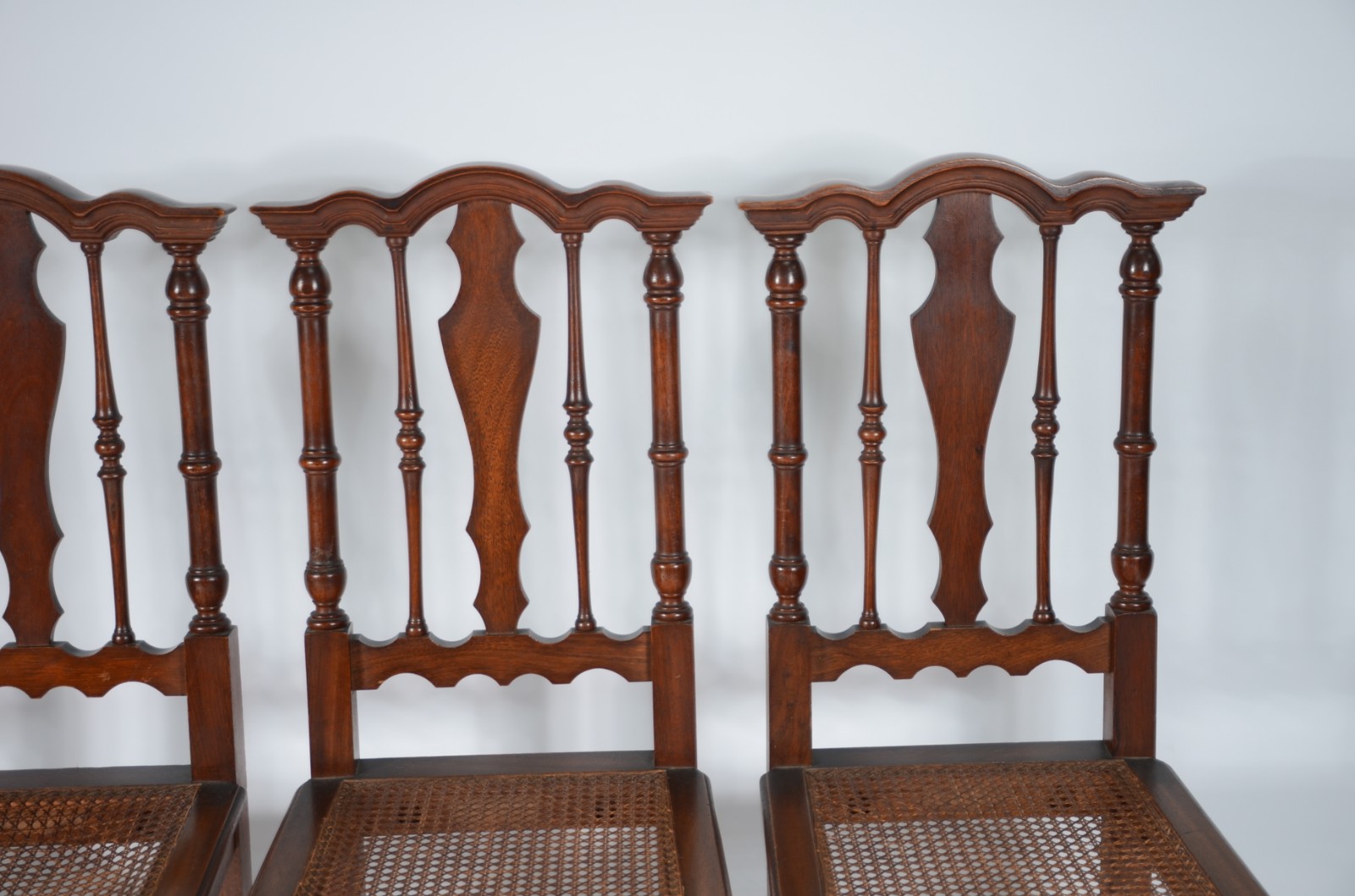 Mesa de jantar com base de madeira entalhada, tampo de mármore... - foto 11 de 11
