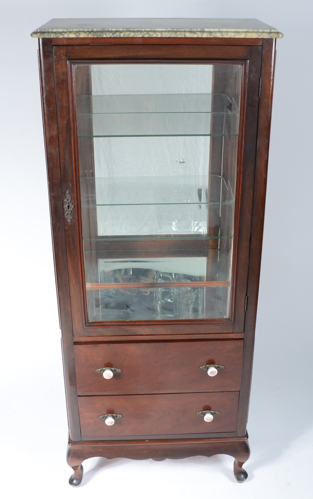 Móvel vitrine de madeira nobre, porta e laterais de vidro bisotado... - foto 2 de 9