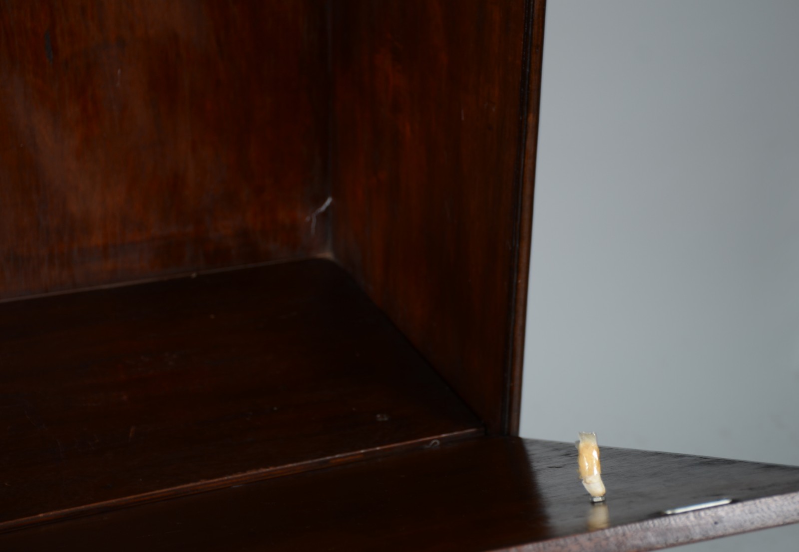 Movel de madeira nobre em 2 partes sendo a interior com 2 portas com... - foto 6 de 9