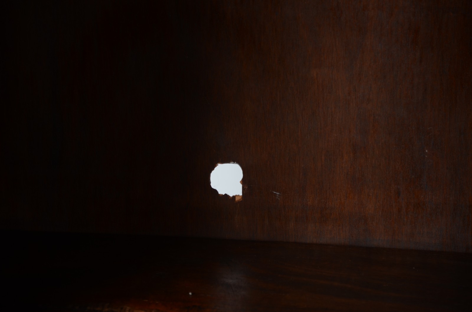 Movel de madeira nobre em 2 partes sendo a interior com 2 portas com... - foto 7 de 9