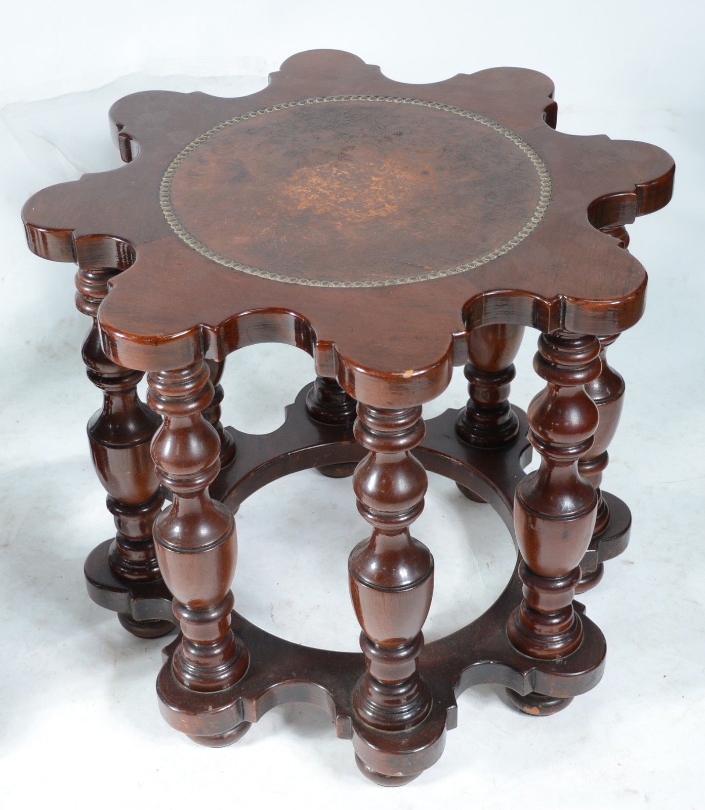 Conjunto com par de mesas laterais e mesa de centro de madeira nobre... - foto 3 de 11