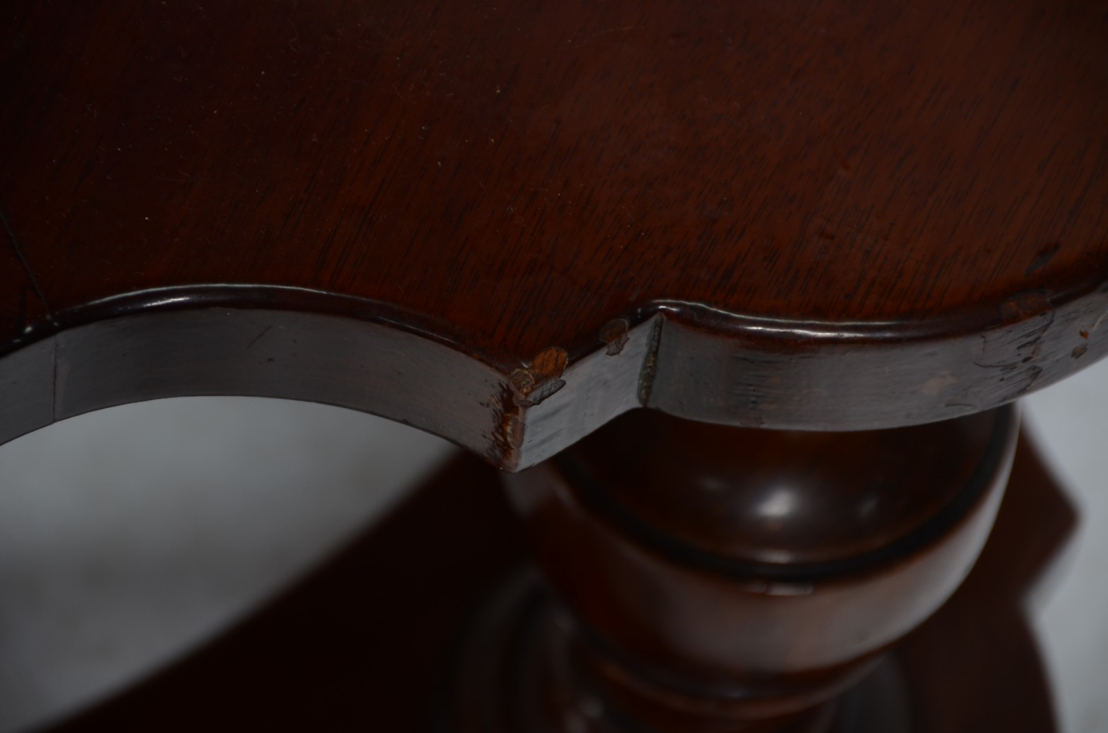 Conjunto com par de mesas laterais e mesa de centro de madeira nobre... - foto 7 de 11