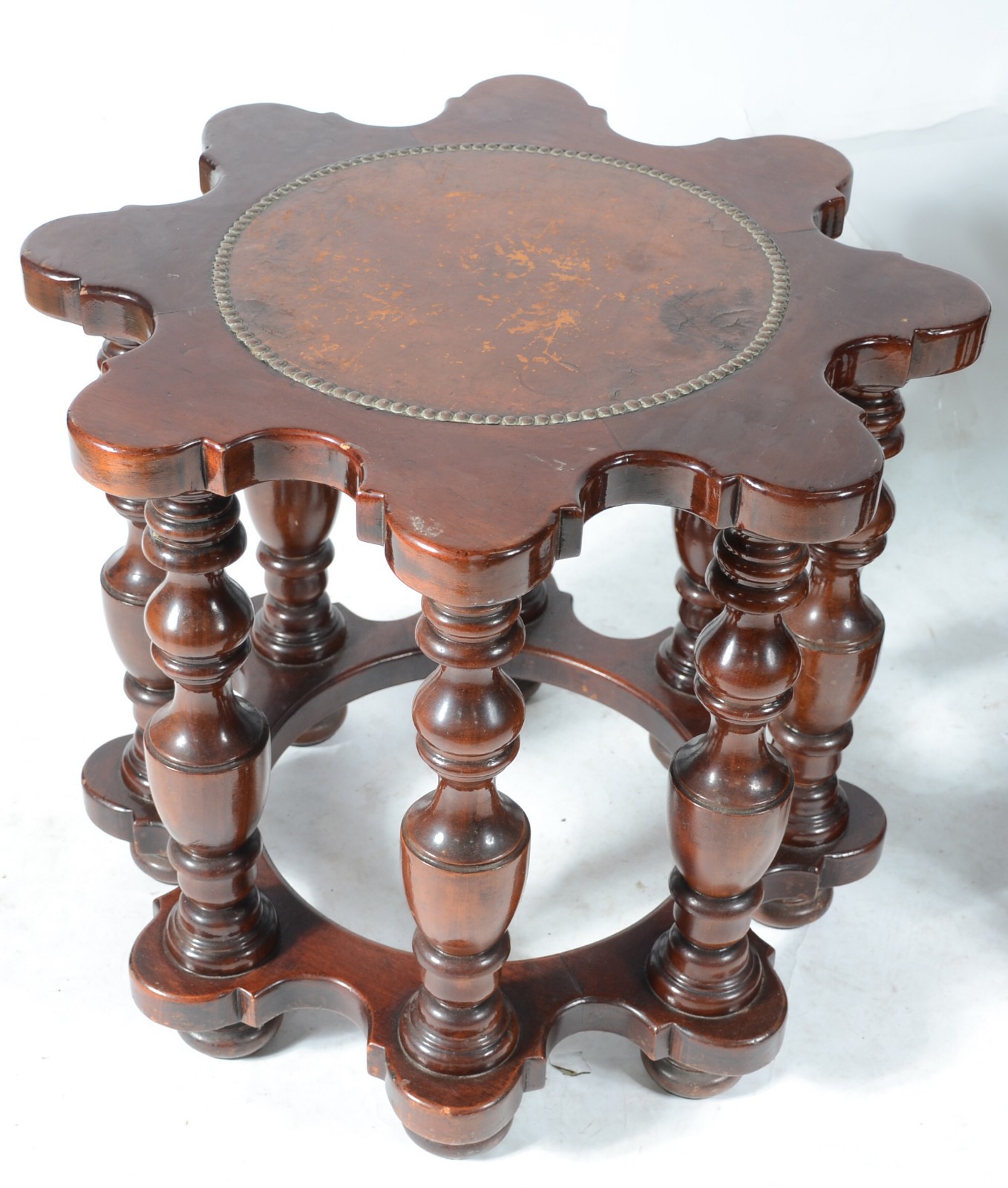 Conjunto com par de mesas laterais e mesa de centro de madeira nobre... - foto 2 de 11