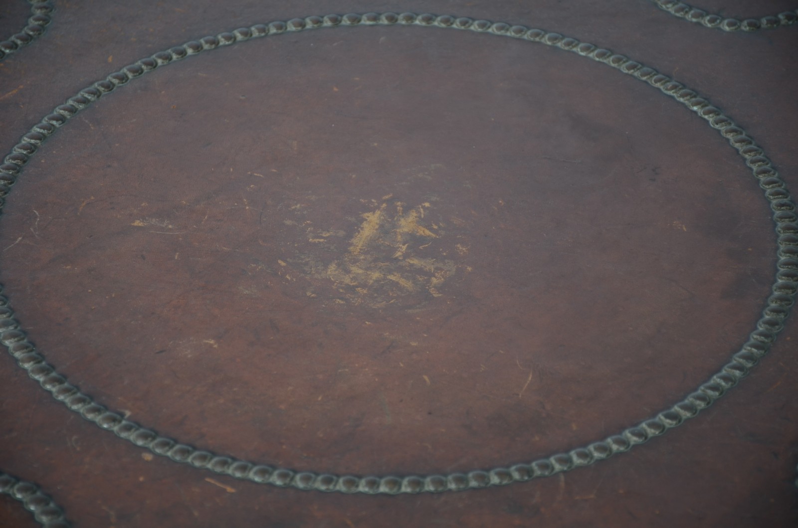 Conjunto com par de mesas laterais e mesa de centro de madeira nobre... - foto 11 de 11