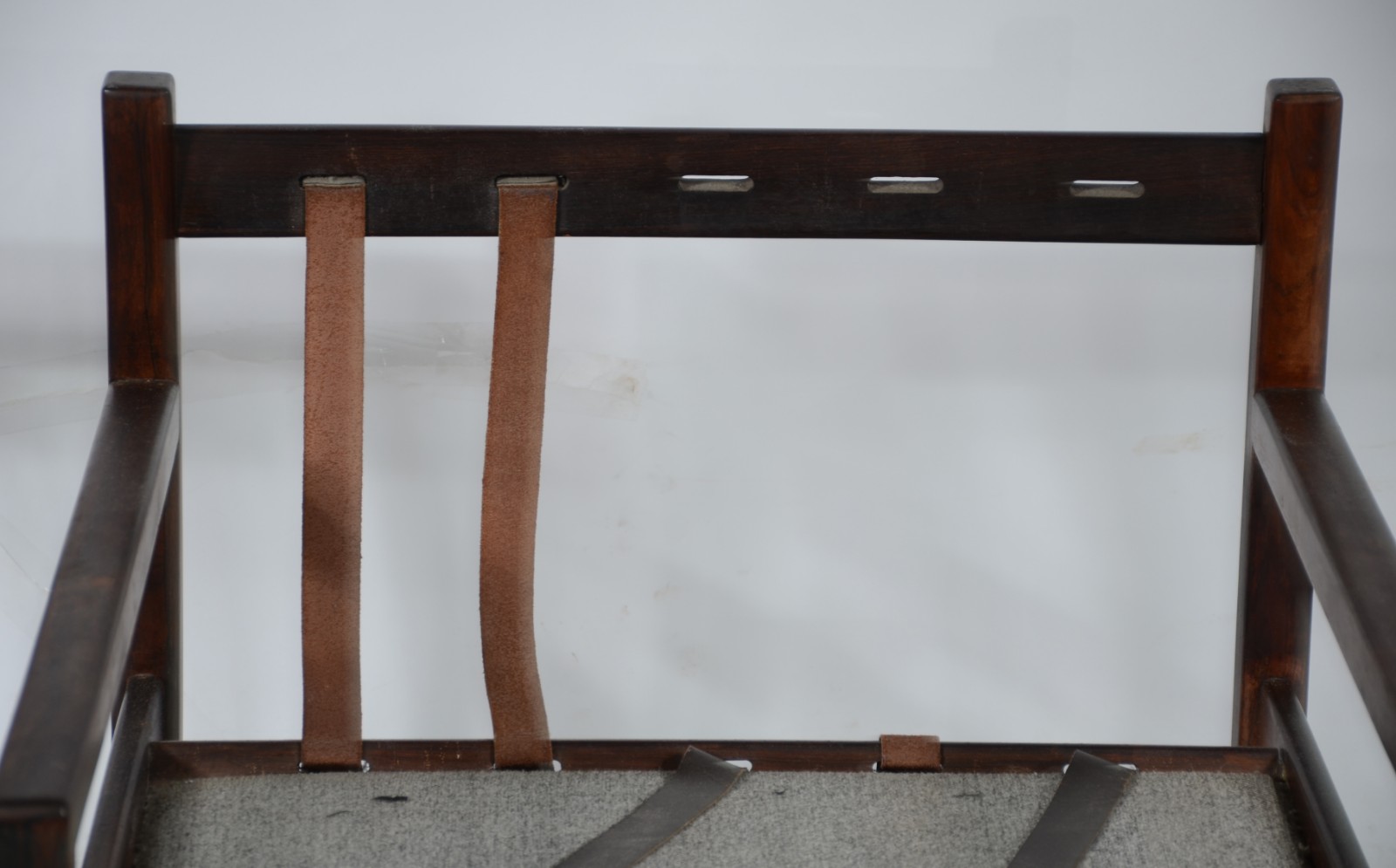 Conjunto de sofá e par de poltronas de jacarandá, almofadas soltas... - foto 5 de 7