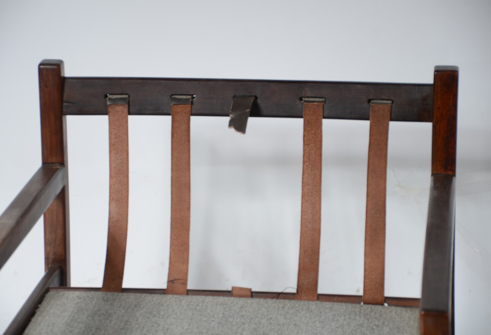 Conjunto de sofá e par de poltronas de jacarandá, almofadas soltas... - foto 6 de 7