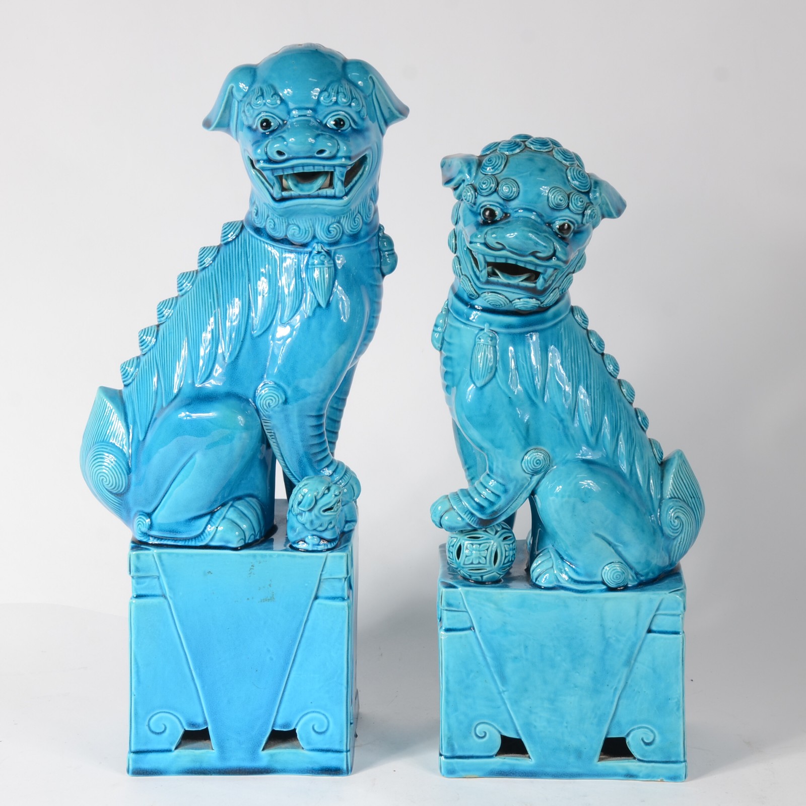 Par de cães de fó de porcelana oriental na cor azul turquesa. - foto 1 de 6