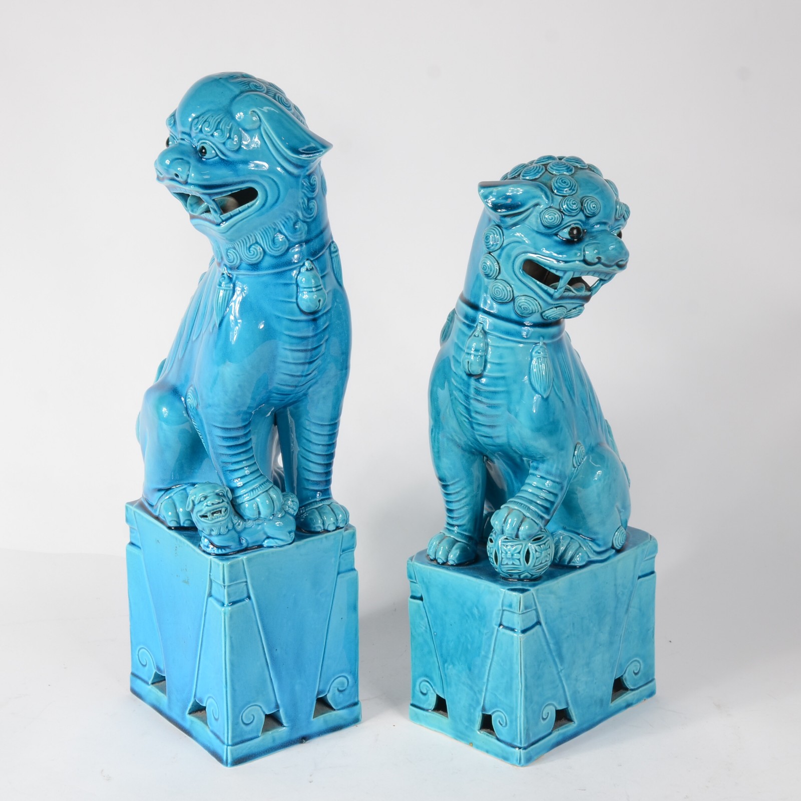 Par de cães de fó de porcelana oriental na cor azul turquesa. - foto 2 de 6