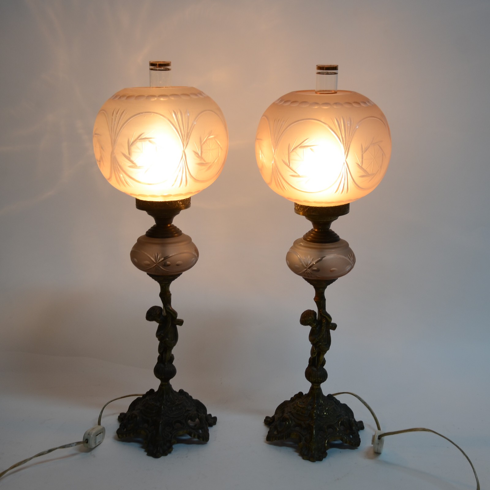 Par de luminárias de metal dourado decoradas com figuras de... - foto 2 de 10