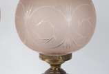 Par de luminárias de metal dourado decoradas co... - Par de luminárias de metal dourado decoradas com figuras de "Pucci"nas bases, globos de vidro fosco rosado.