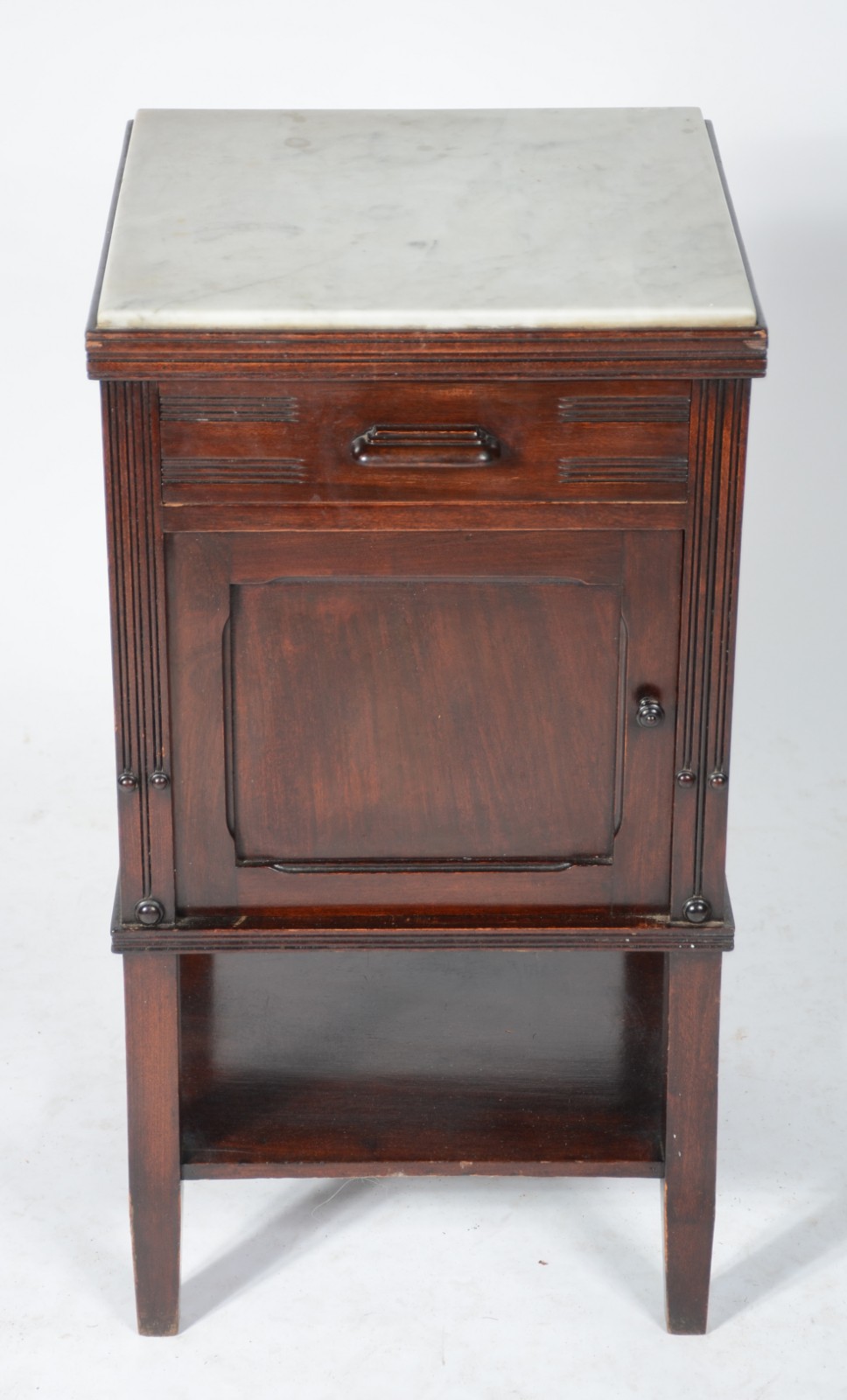 Mesa de cabeceira de madeira nobre, uma gavetinha e uma porta... - foto 2 de 6