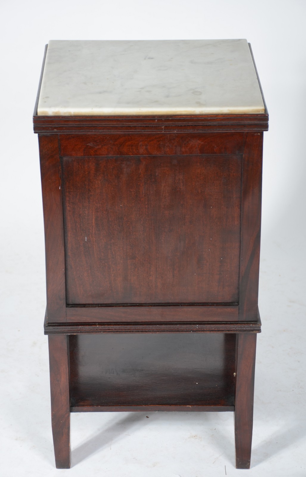 Mesa de cabeceira de madeira nobre, uma gavetinha e uma porta... - foto 4 de 6