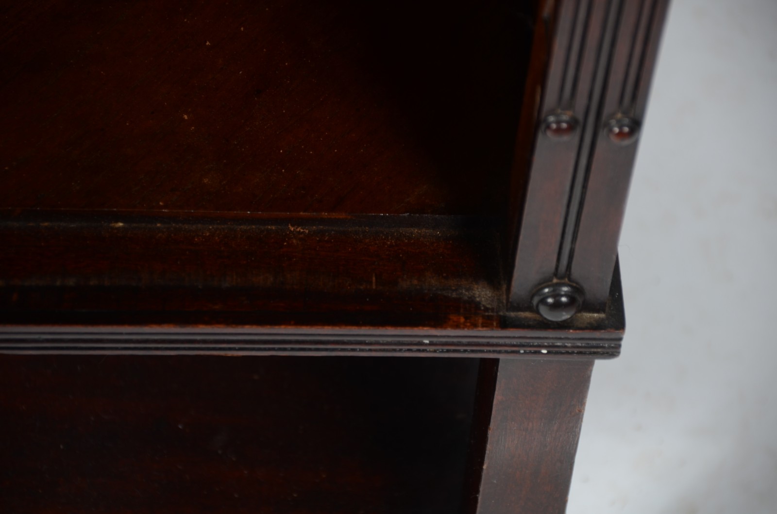 Mesa de cabeceira de madeira nobre, uma gavetinha e uma porta... - foto 5 de 6