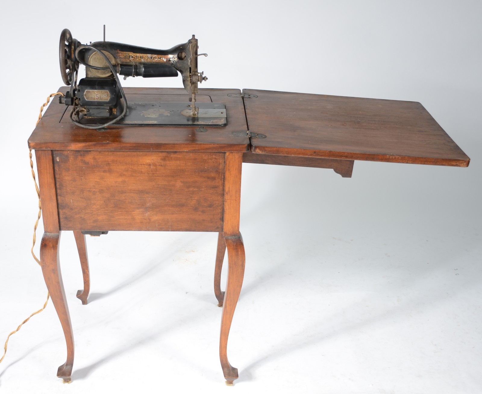Maquina de costura com gabinete de madeira. Desgastes do tempo. - foto 1 de 11