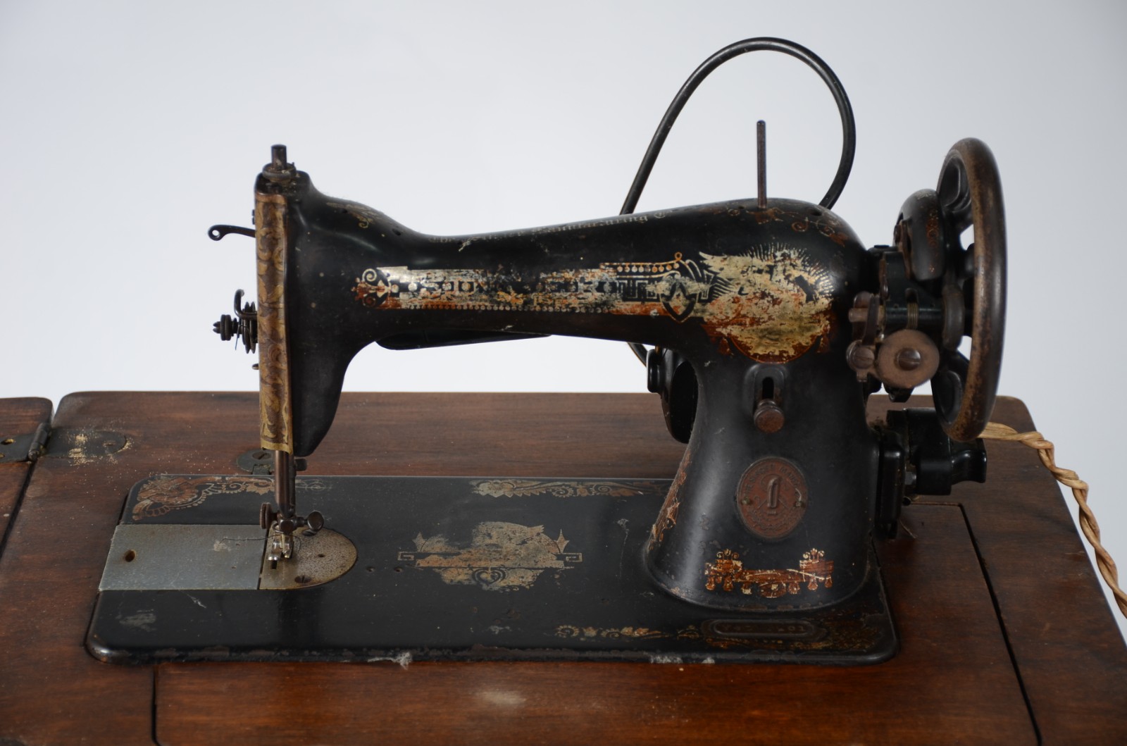 Maquina de costura com gabinete de madeira. Desgastes do tempo. - foto 2 de 11