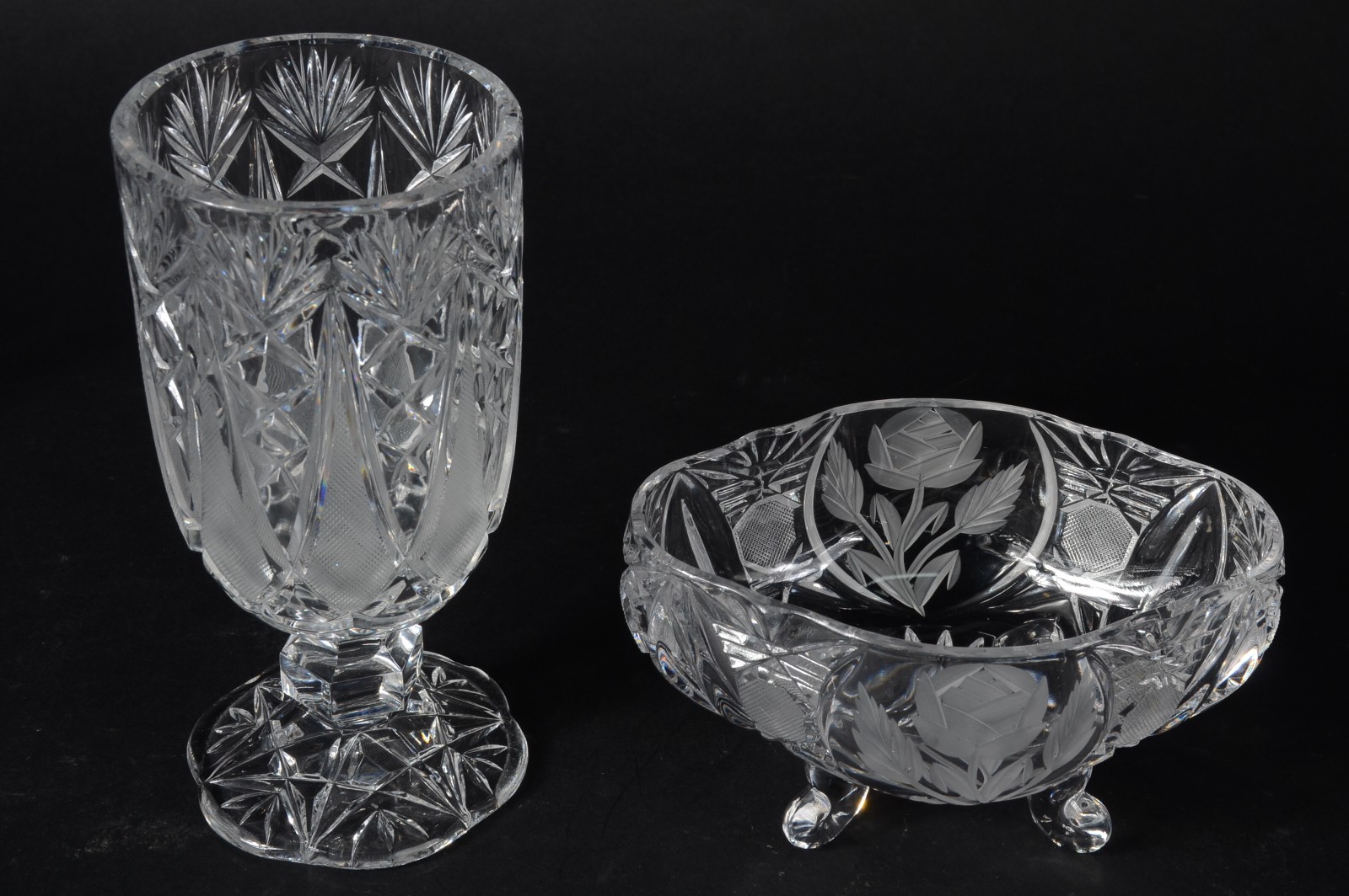 Três peças de cristal tcheco, sendo: 2 compoteiras e 1 prato para... - foto 4 de 6