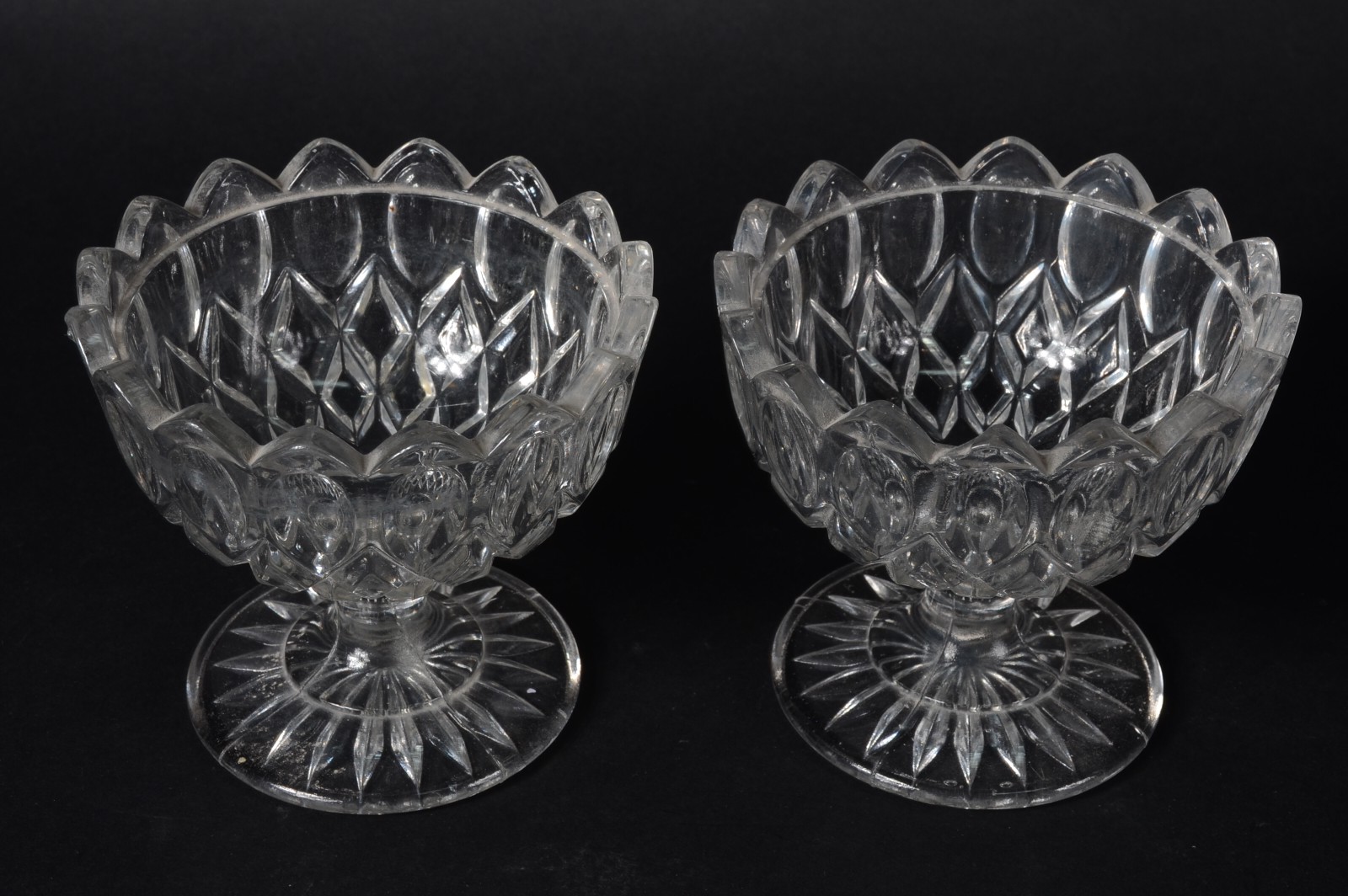 Par de pequenas fruteiras de cristal lapidado - foto 1 de 3