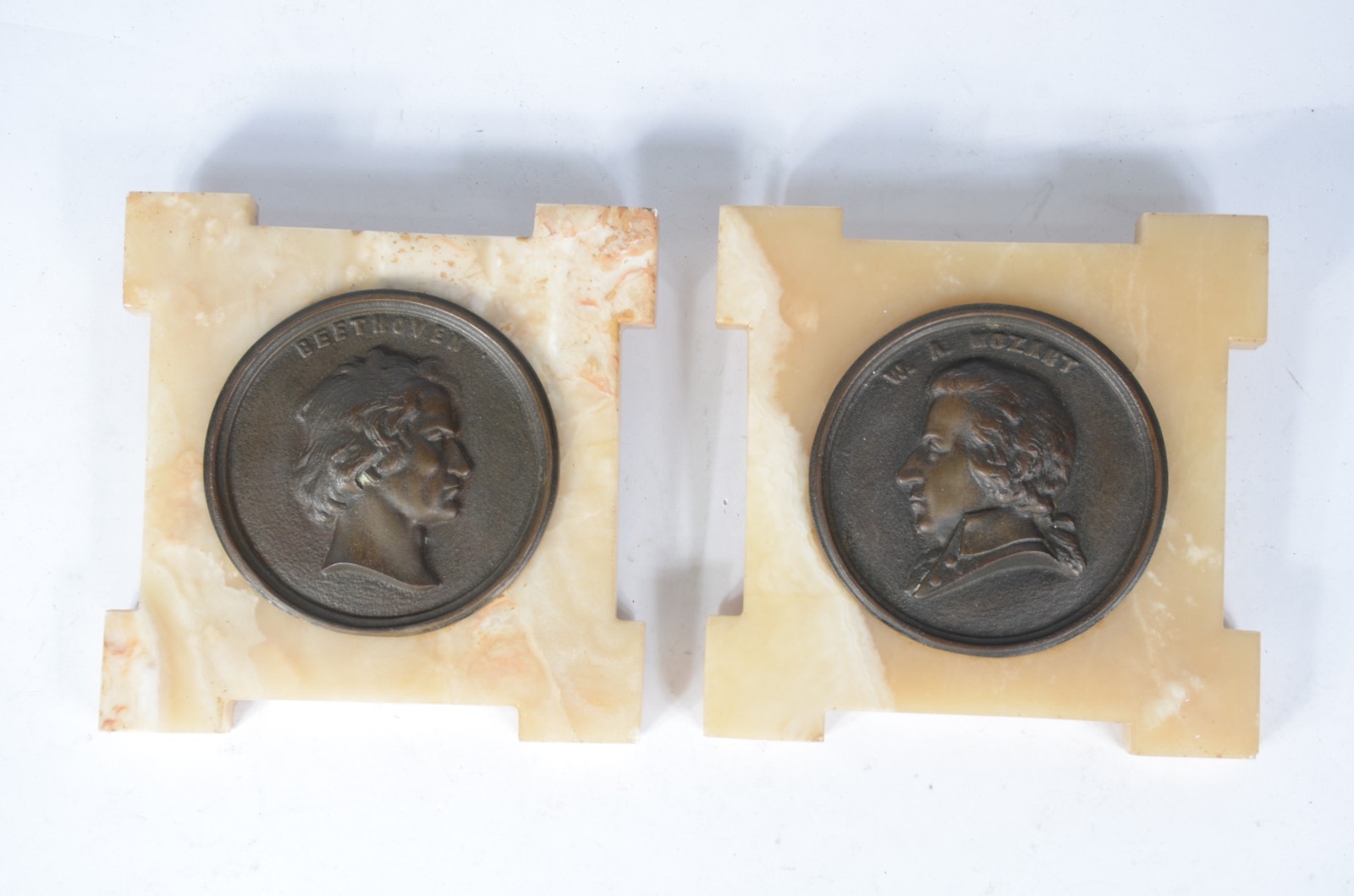 Duas placas de alabastro com figuras de bronze de Mozart e Beethoven... - foto 1 de 4