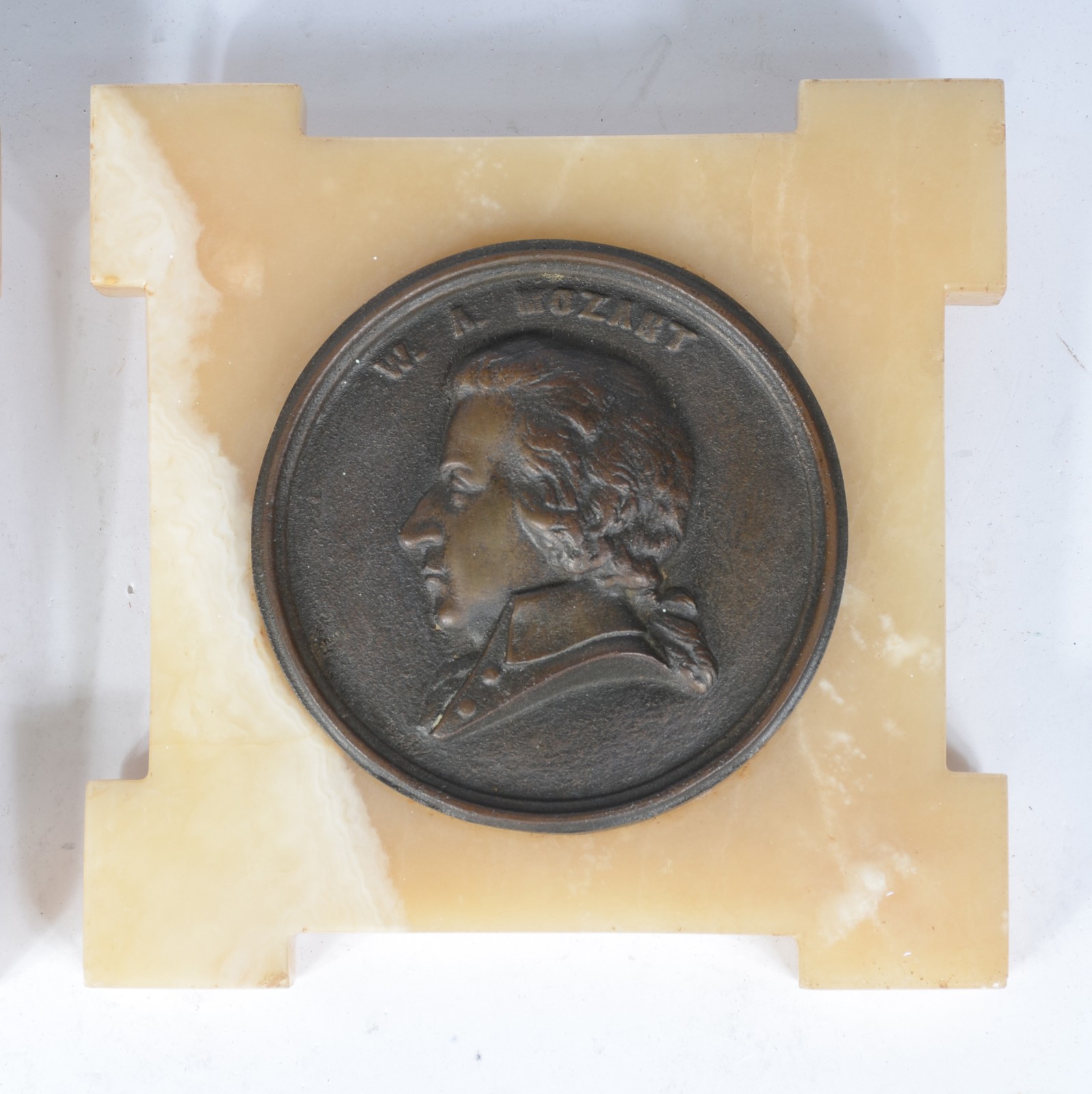 Duas placas de alabastro com figuras de bronze de Mozart e Beethoven... - foto 2 de 4