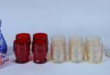 Diversas peças de vidro, sendo:  6 copos amarel... - Diversas peças de vidro, sendo:  6 copos amarelos para whisky, 4 copos vermelhos, vaso doublé azul lapidado, castiçal com pingentes, pequena flo...