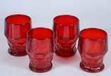 Diversas peças de vidro, sendo:  6 copos amarel... - Diversas peças de vidro, sendo:  6 copos amarelos para whisky, 4 copos vermelhos, vaso doublé azul lapidado, castiçal com pingentes, pequena flo...