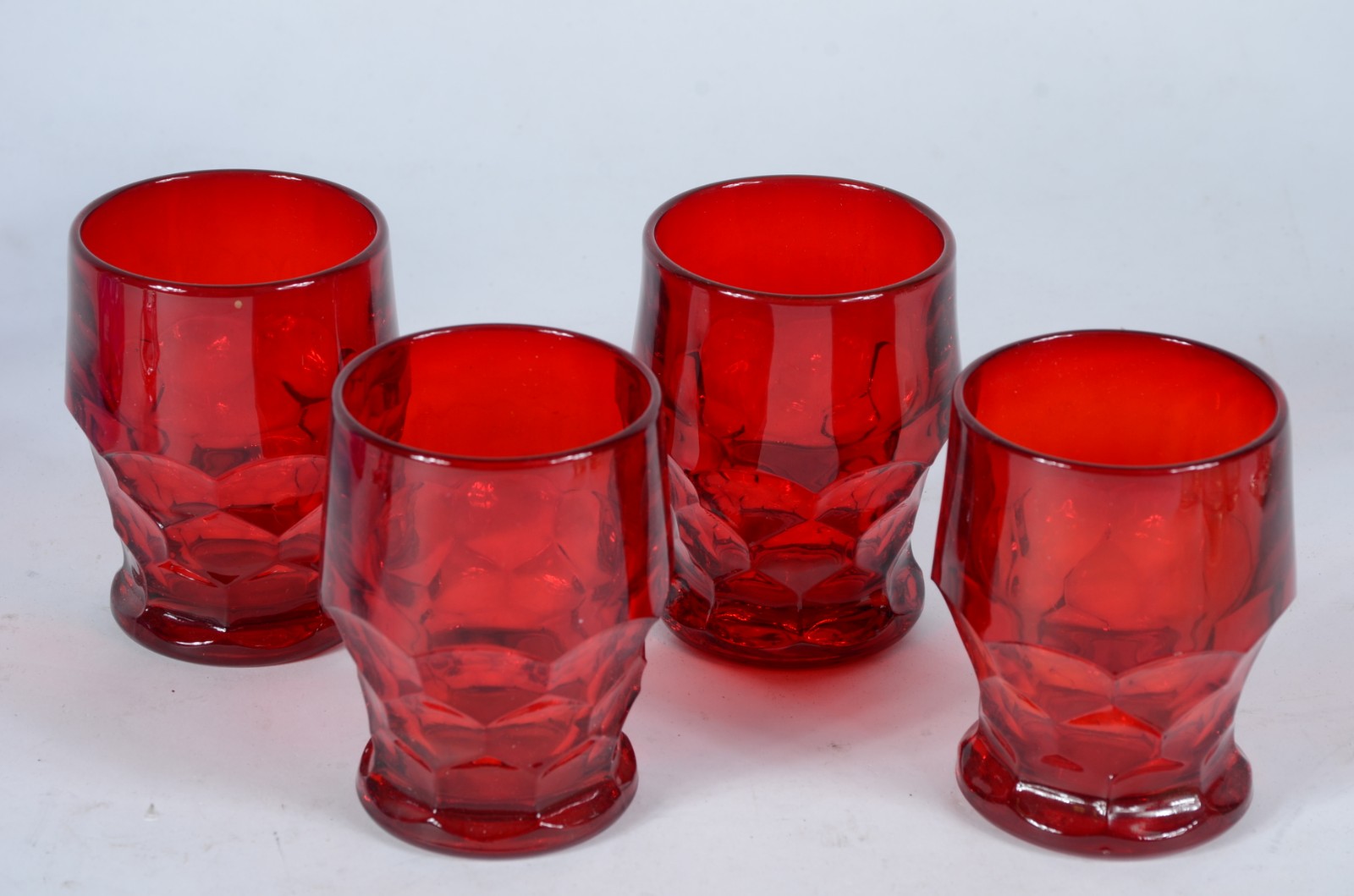 Diversas peças de vidro, sendo: 6 copos amarelos para whisky, 4 copos... - foto 5 de 9