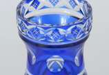 Diversas peças de vidro, sendo:  6 copos amarel... - Diversas peças de vidro, sendo:  6 copos amarelos para whisky, 4 copos vermelhos, vaso doublé azul lapidado, castiçal com pingentes, pequena flo...