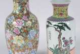 Dois vasos de porcelana oriental, decorados com... - Dois vasos de porcelana oriental, decorados com flores em policromia, modelos diversos.