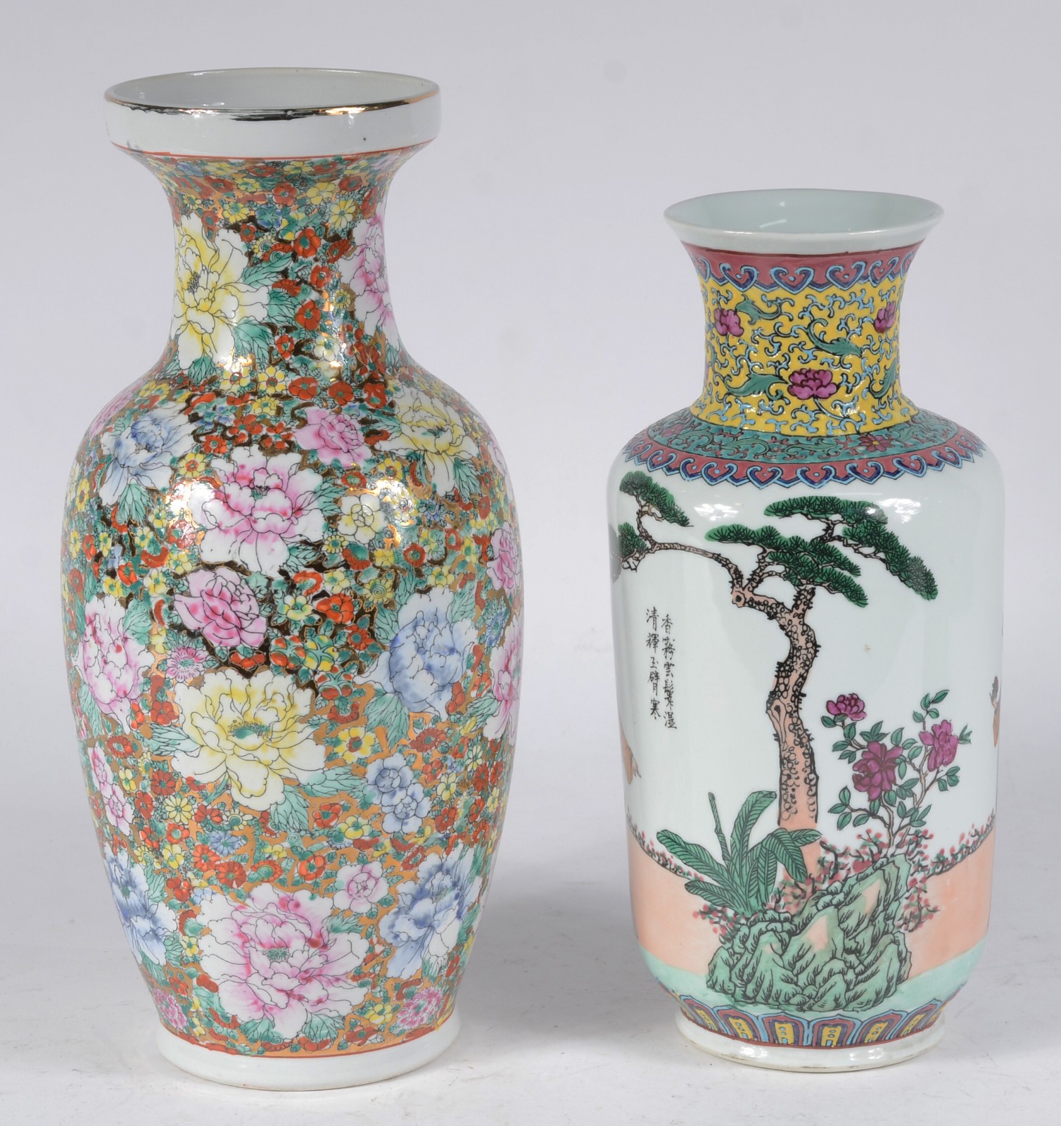 Dois vasos de porcelana oriental, decorados com flores em policromia... - foto 1 de 6