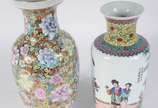 Dois vasos de porcelana oriental, decorados com... - Dois vasos de porcelana oriental, decorados com flores em policromia, modelos diversos.