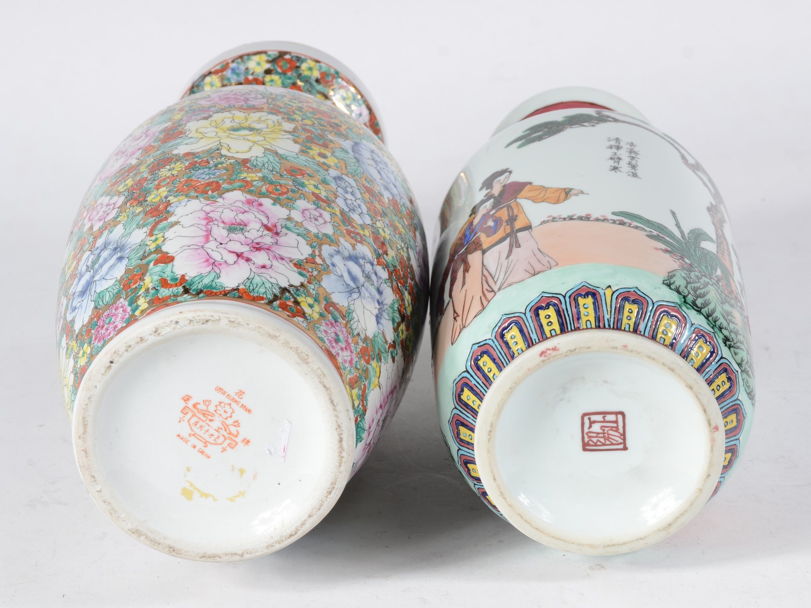 Dois vasos de porcelana oriental, decorados com flores em policromia... - foto 4 de 6