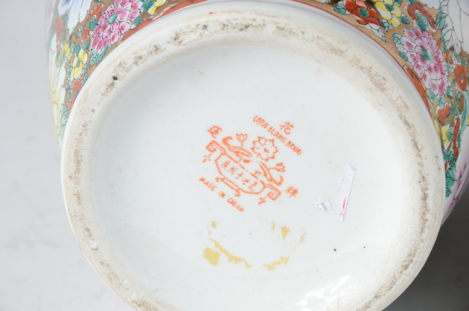Dois vasos de porcelana oriental, decorados com flores em policromia... - foto 5 de 6