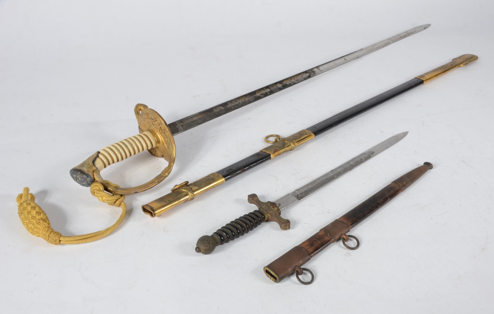 Espada e espadim da Marinha Brasileira, espada possui proteção em... - foto 2 de 9