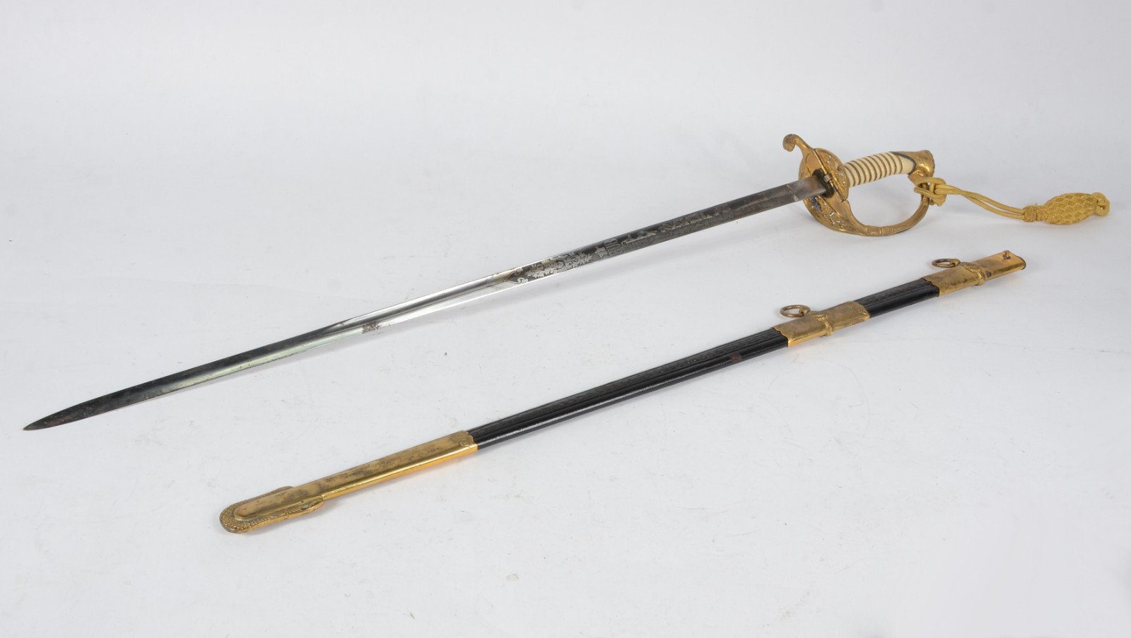 Espada e espadim da Marinha Brasileira, espada possui proteção em... - foto 4 de 9
