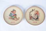 GOEBEL,  - Dois pratos decorativos de porcelana alemã Goebel com figura de menino e menina, datados 1978 e 1975.