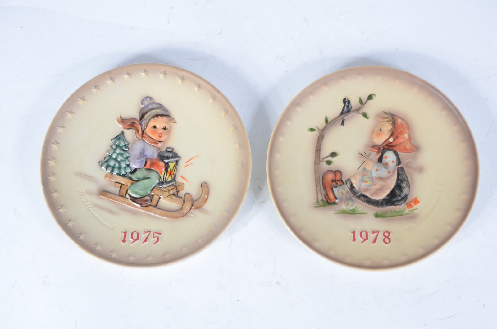 Dois pratos decorativos de porcelana alemã Goebel com figura de... - foto 1 de 6