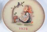 GOEBEL,  - Dois pratos decorativos de porcelana alemã Goebel com figura de menino e menina, datados 1978 e 1975.