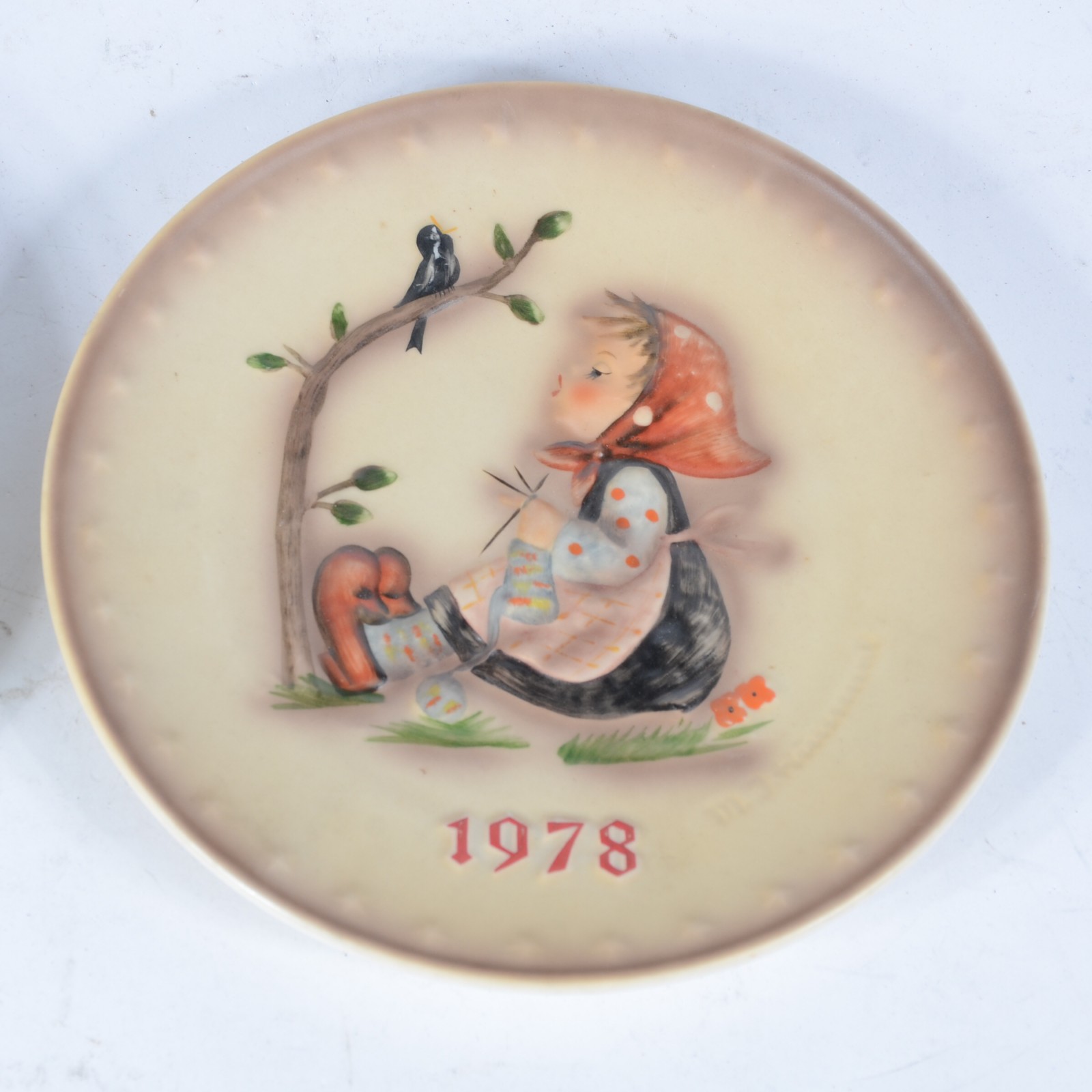 Dois pratos decorativos de porcelana alemã Goebel com figura de... - foto 2 de 6