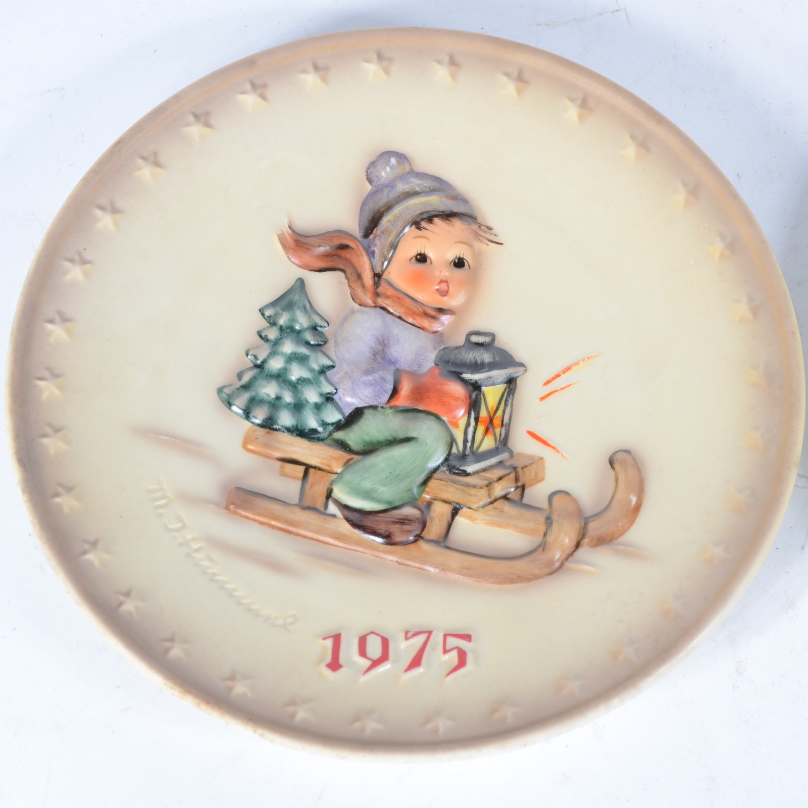 Dois pratos decorativos de porcelana alemã Goebel com figura de... - foto 3 de 6
