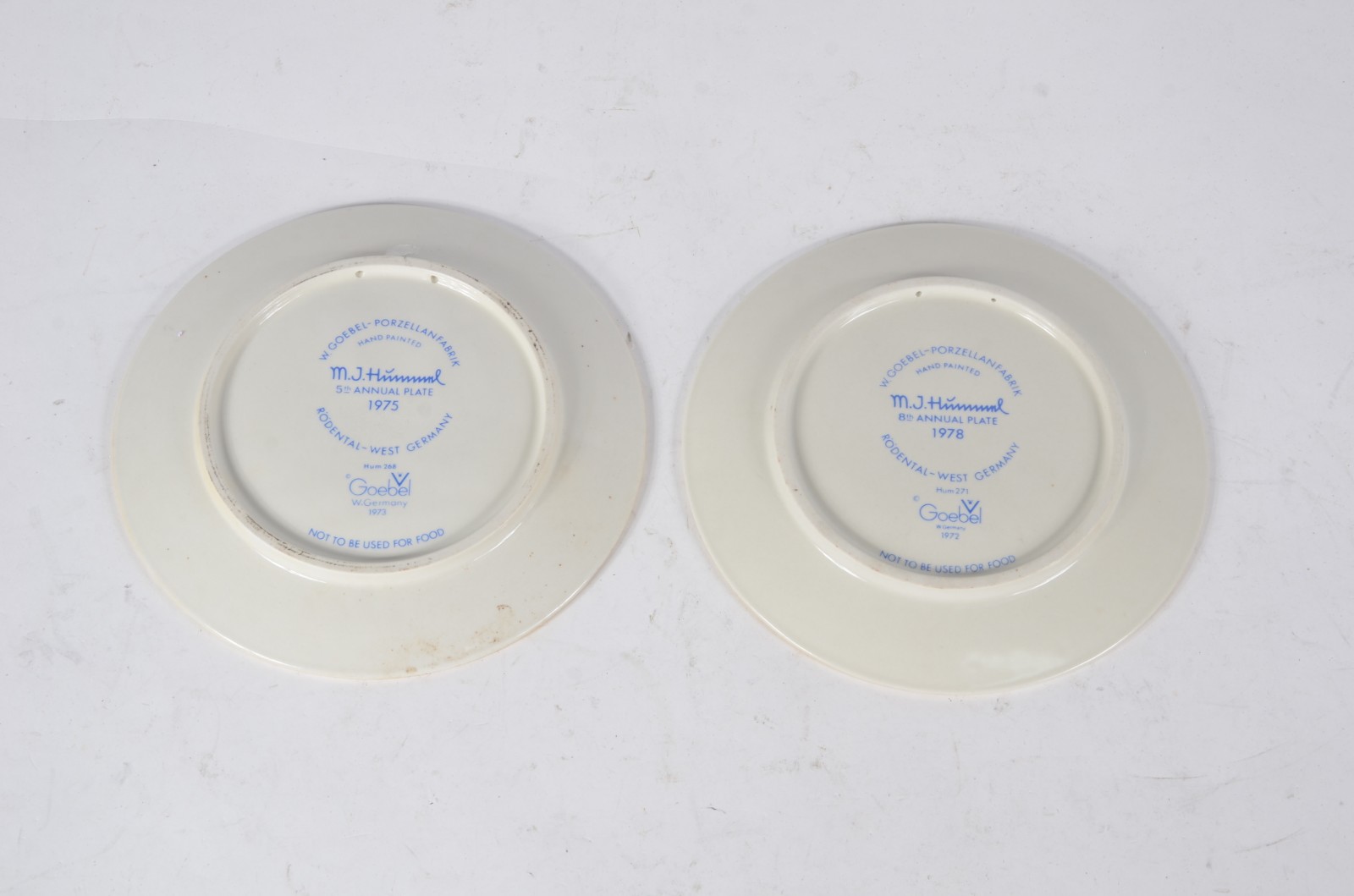 Dois pratos decorativos de porcelana alemã Goebel com figura de... - foto 4 de 6