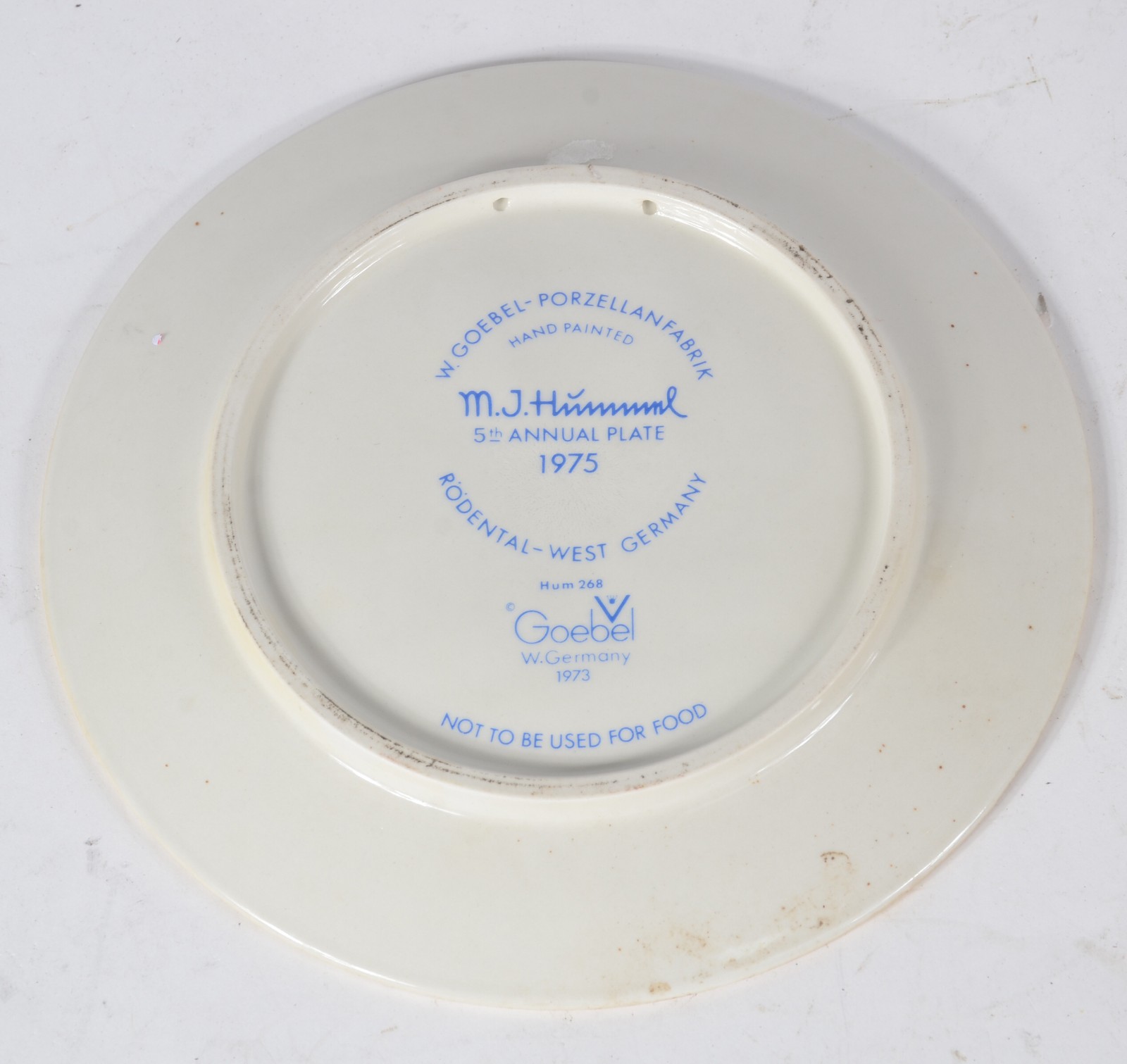 Dois pratos decorativos de porcelana alemã Goebel com figura de... - foto 5 de 6
