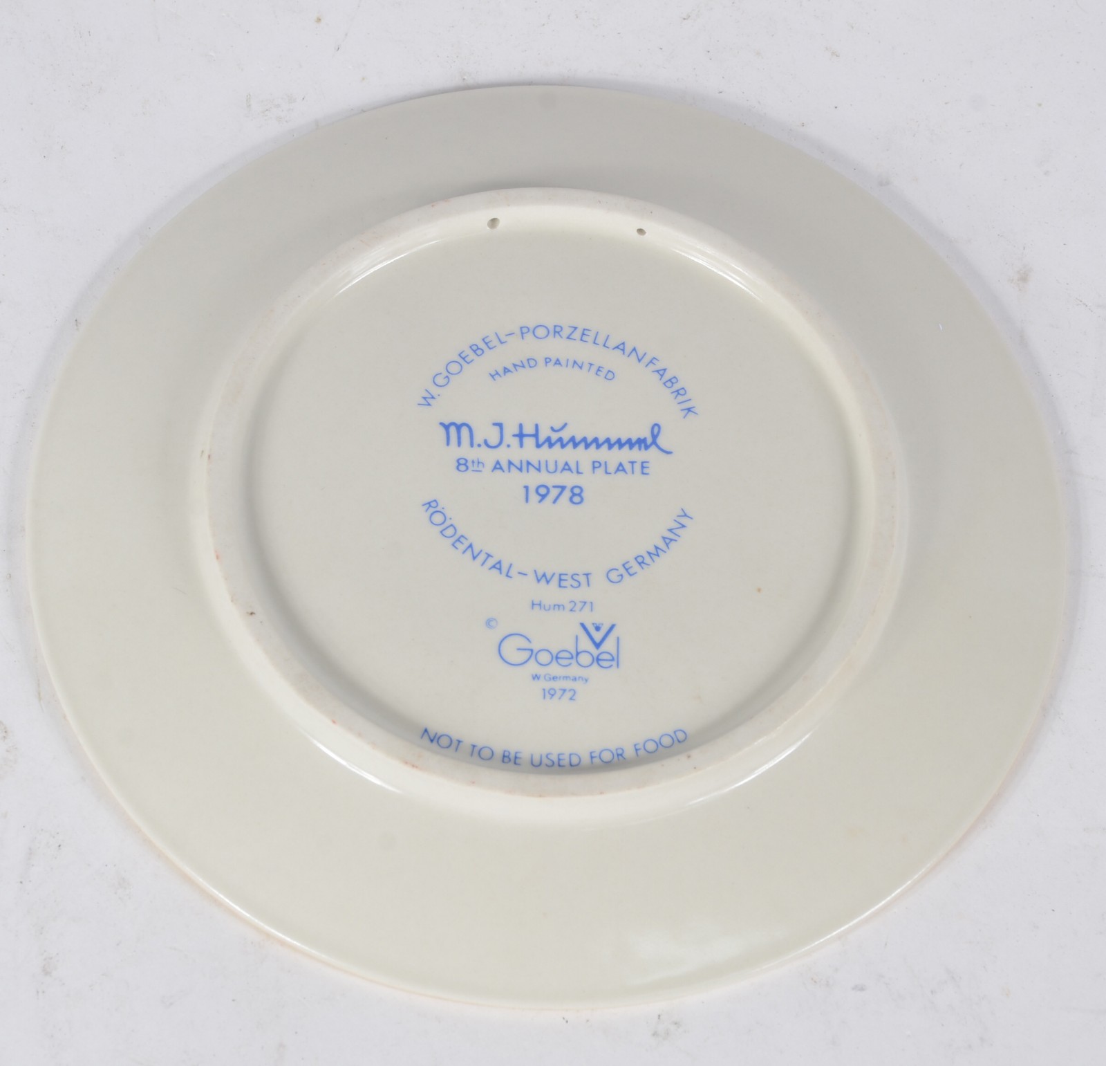 Dois pratos decorativos de porcelana alemã Goebel com figura de... - foto 6 de 6