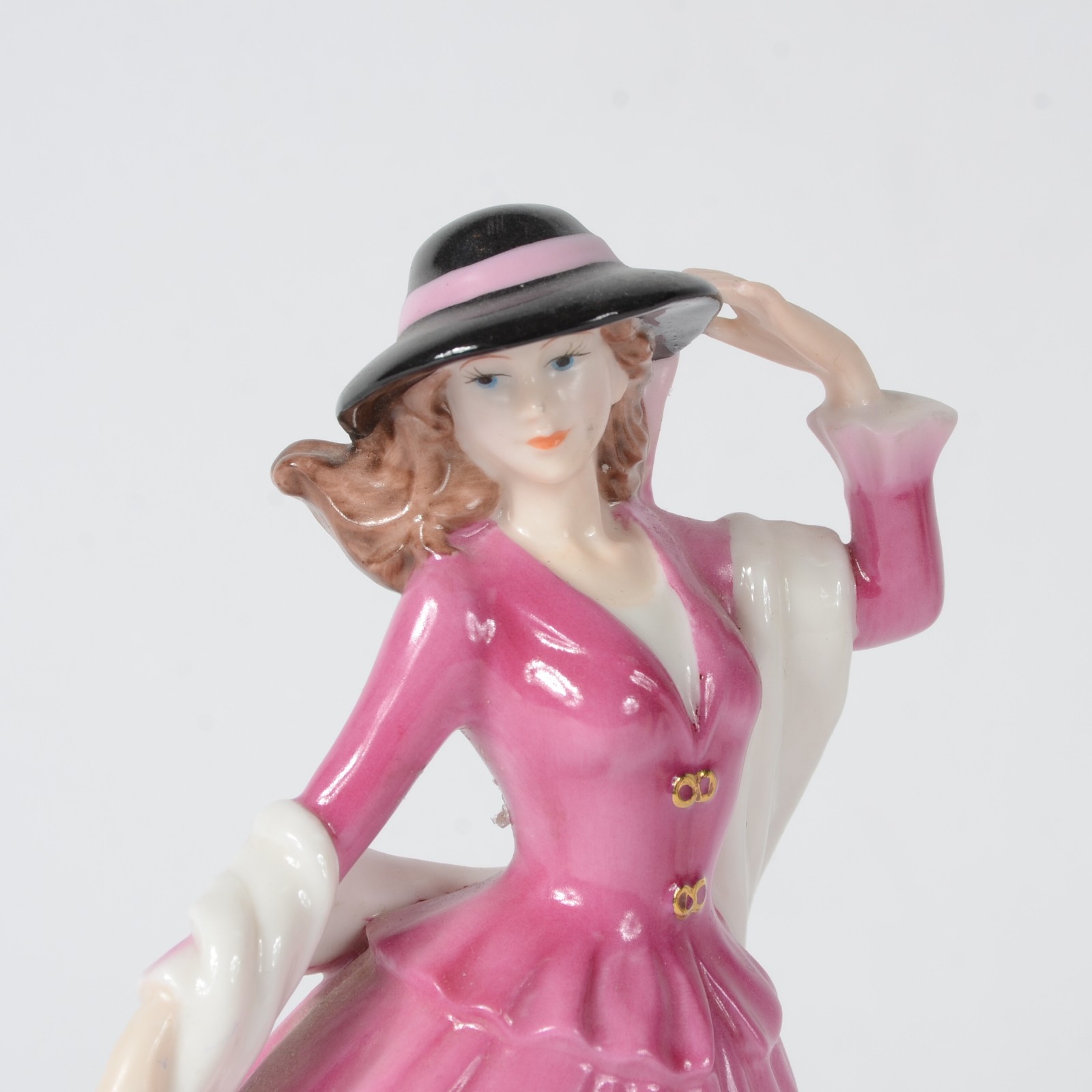 Escultura de porcelana policromada representando moça com vestido... - foto 2 de 7
