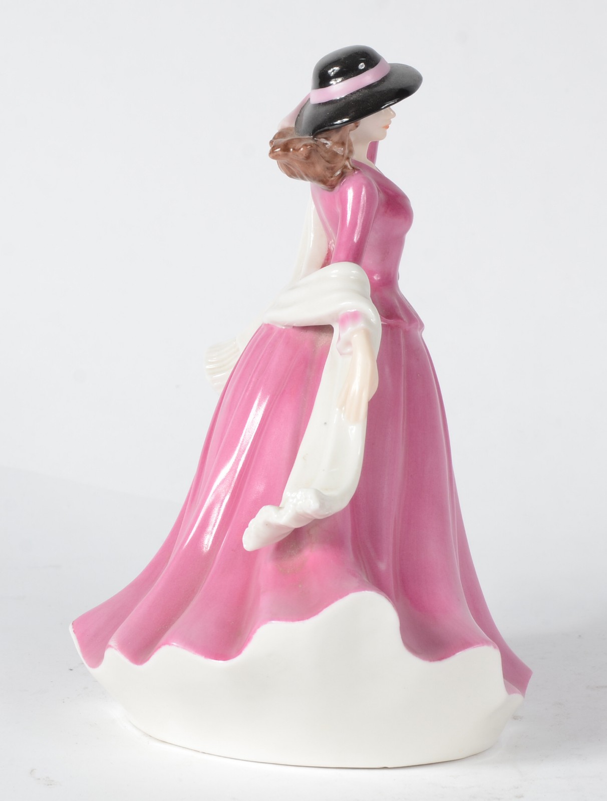 Escultura de porcelana policromada representando moça com vestido... - foto 4 de 7