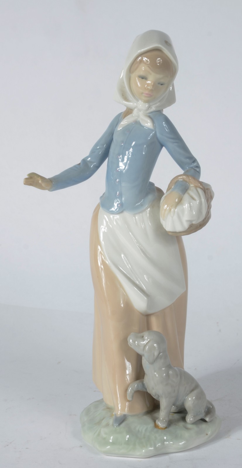 Estatueta de porcelana espanhola policromada representando camponesa... - foto 1 de 7