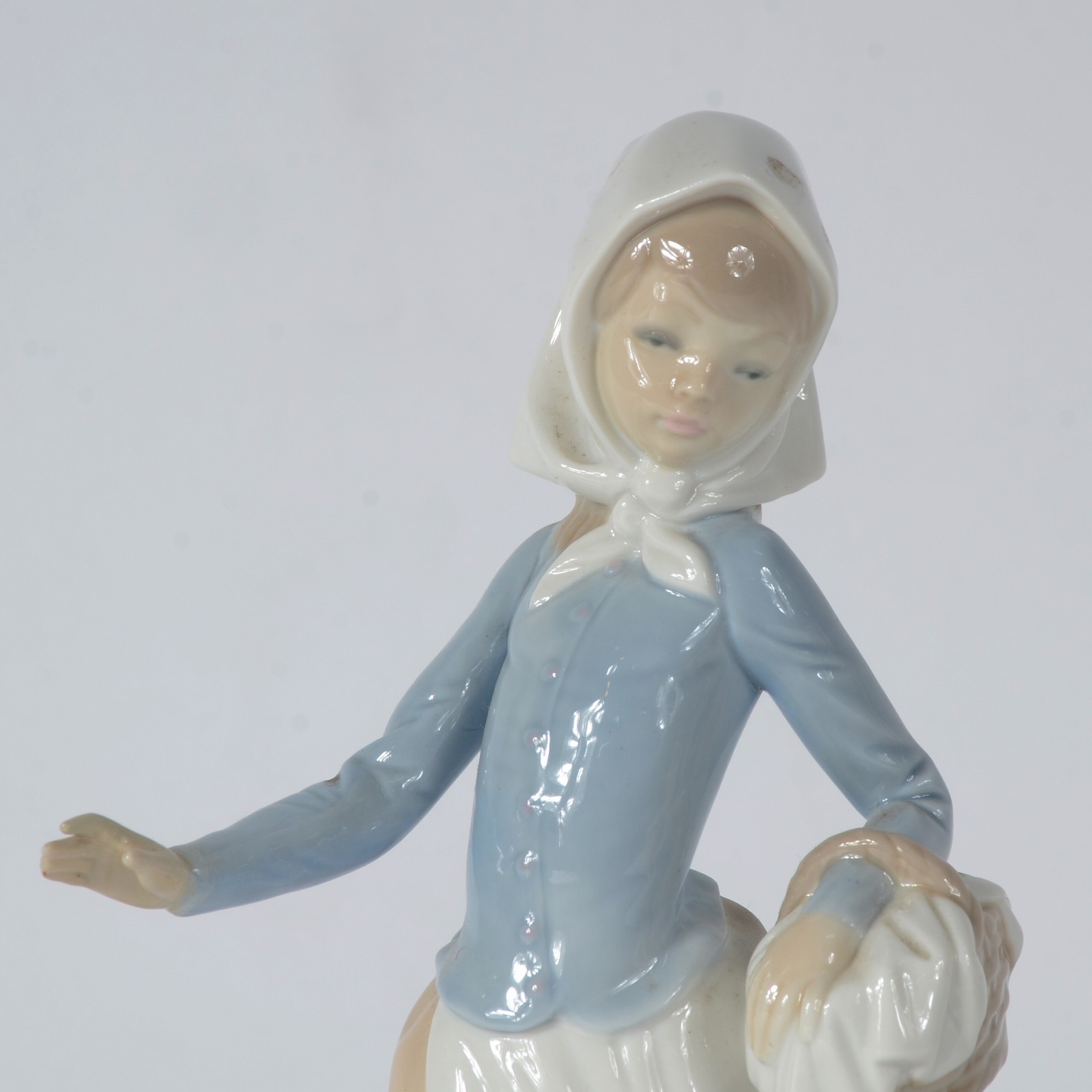 Estatueta de porcelana espanhola policromada representando camponesa... - foto 2 de 7
