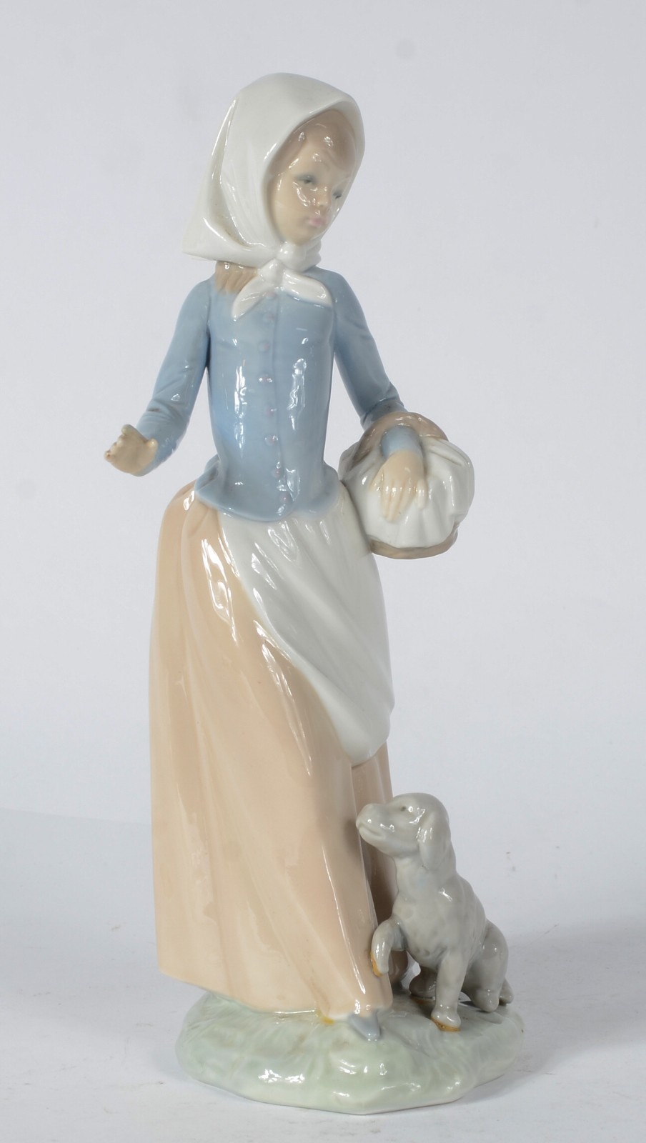 Estatueta de porcelana espanhola policromada representando camponesa... - foto 3 de 7
