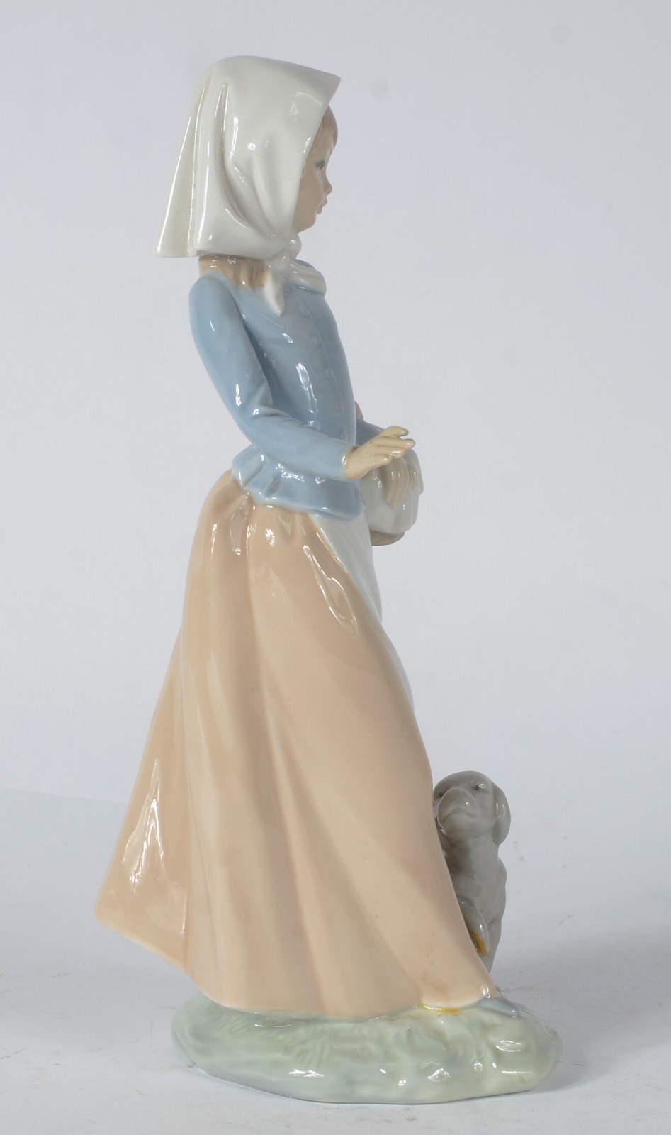 Estatueta de porcelana espanhola policromada representando camponesa... - foto 4 de 7