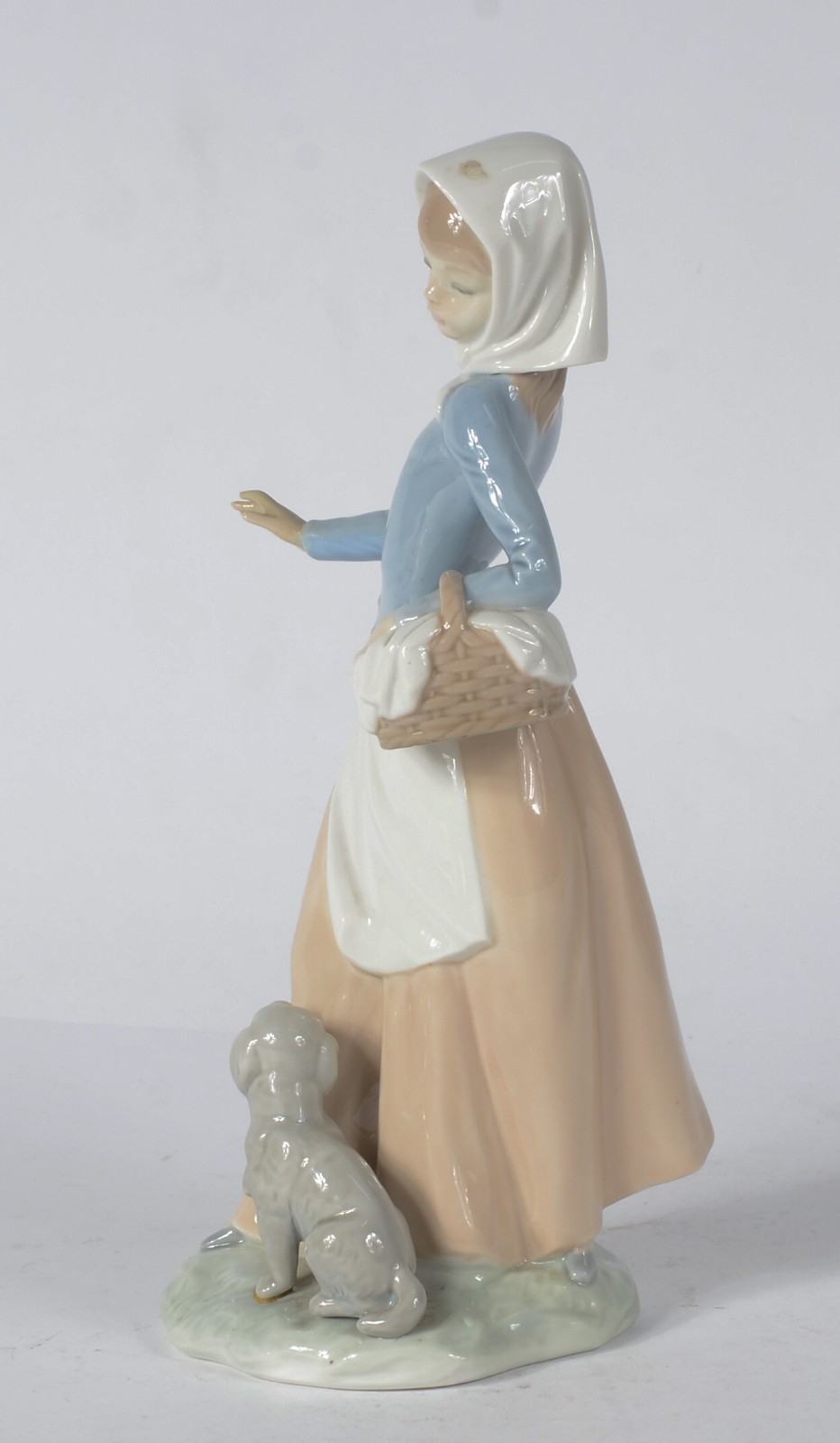 Estatueta de porcelana espanhola policromada representando camponesa... - foto 5 de 7