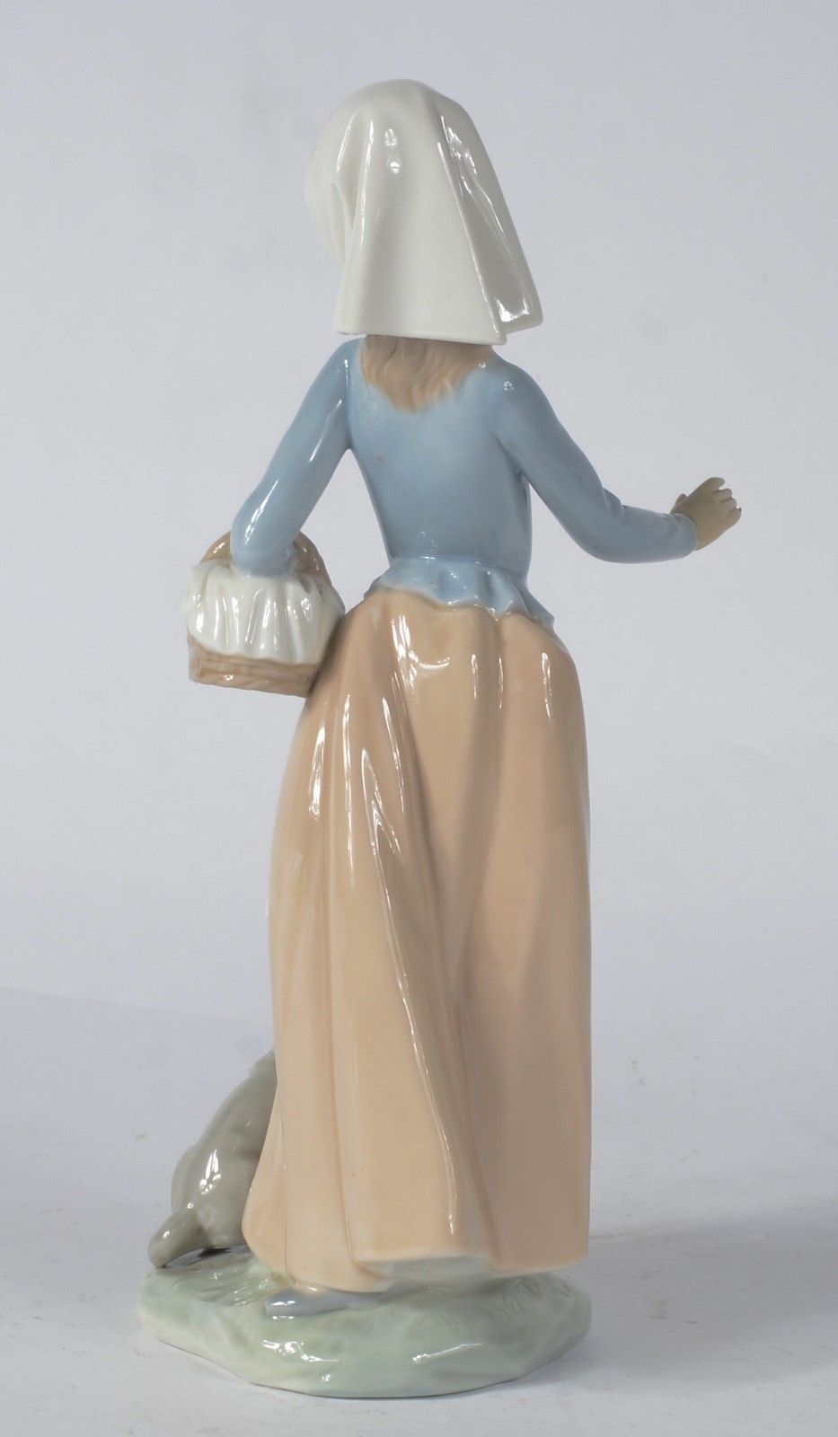 Estatueta de porcelana espanhola policromada representando camponesa... - foto 6 de 7